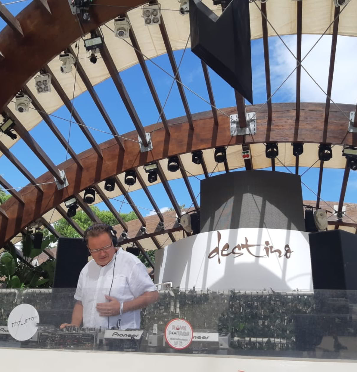 DJ of 69 bei einem DJ Auftritt auf Ibiza - Destino Ibiza