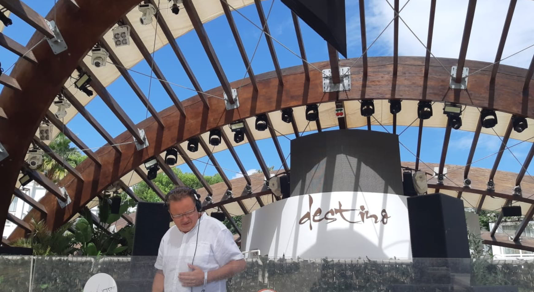 DJ of 69 bei einem DJ Auftritt auf Ibiza - Destino Ibiza