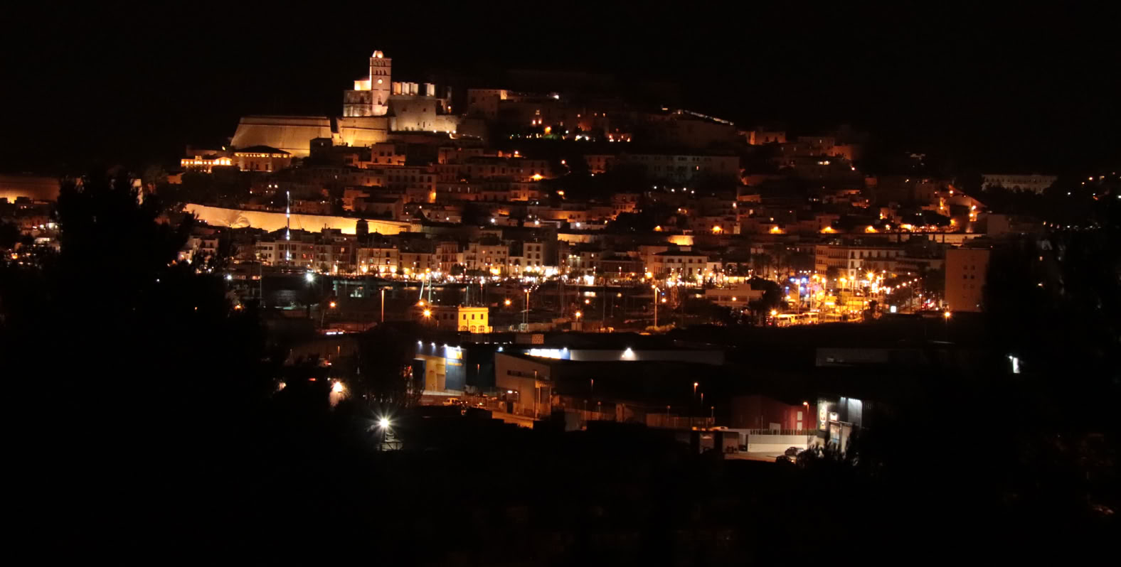 Ibiza by night, you miss this picture on the way to Eivissa the minute you're leaving the island. 