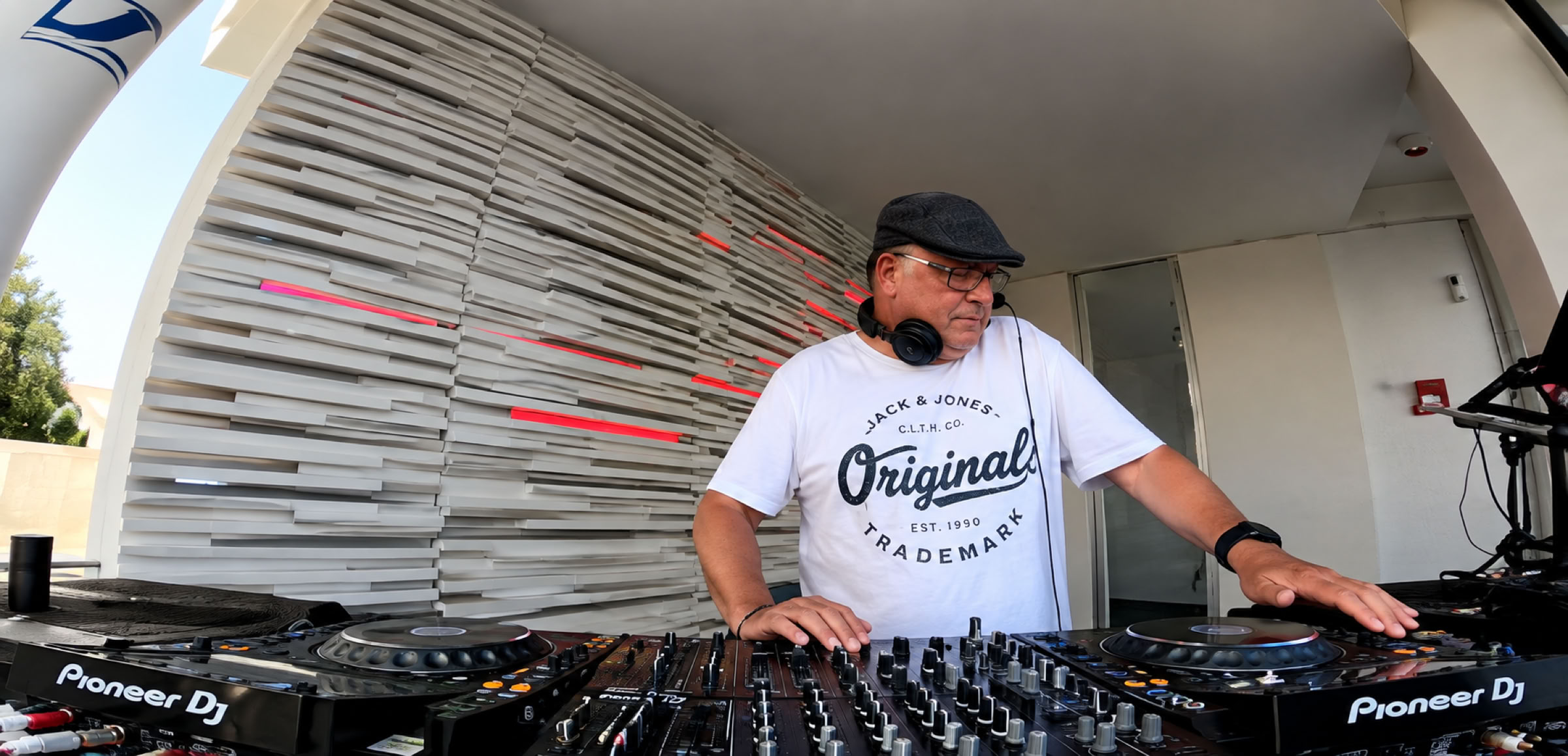 a one hour live set at Ibiza Global Radio summer studio at Playa d'en bossa! 